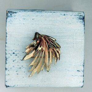 4022u. Vintage Goldtone Brooch Leaf